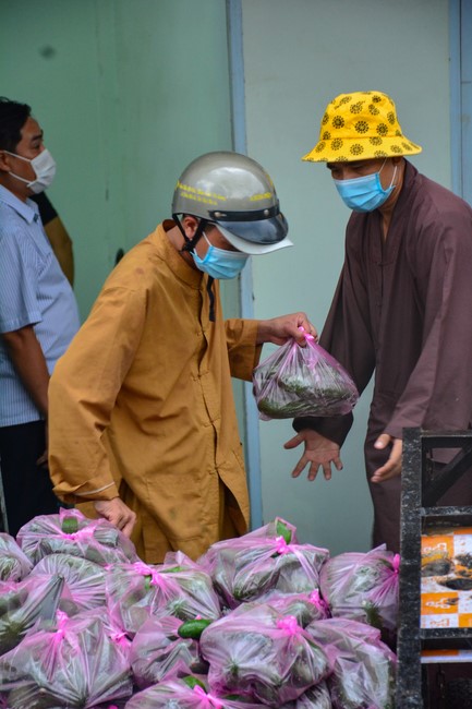 Continuing to support people in need in the Covid-19 pandemic of Hoang Phap Pagoda (series 4)